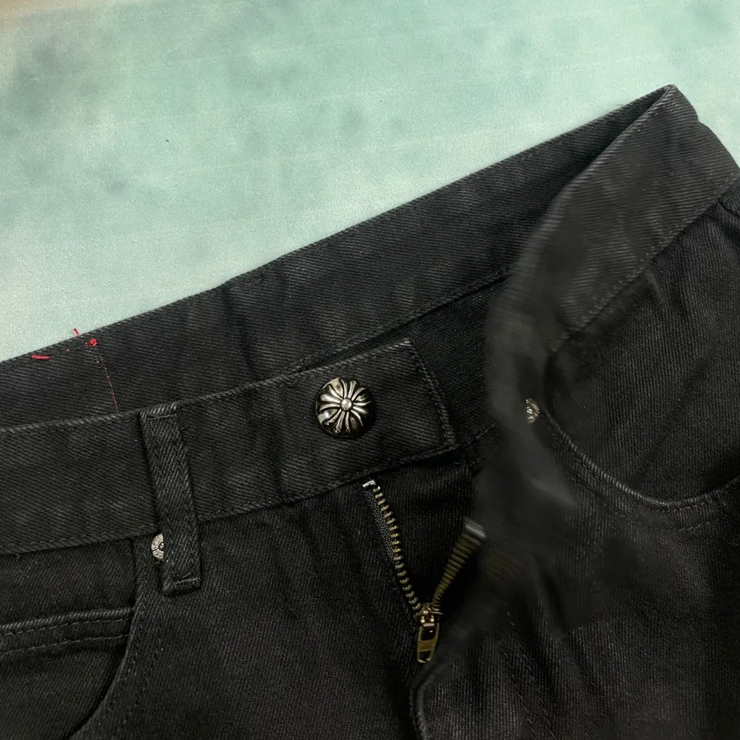 🅿️290 🔘Style No.-KL139 🔘Cro Heart𝐂𝐡𝐫𝐨𝐦𝐞 𝐇𝐞𝐚𝐫𝐭 CH City Limited Series Sanskrit Cross Patch Leather Jeans [Black and Blue]* Black and Blue Color - Los Angeles Exclusive The finished product needs to be washed and then disassembled and hand-stitched with sheepskin cross skins and then spliced together to complete the process. The whole process is too complicated to describe. The texture can be seen in the hand, and it looks good. The upper body effect is particularly stiff and stylish, super stylish. Same style for men and women - Size: S M L XL (28.30.32.34) Color: black with black, black with blue, black with pink